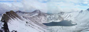 Vue panoramique du cratère enneigé du Nevado de Toluca et de sa lagune