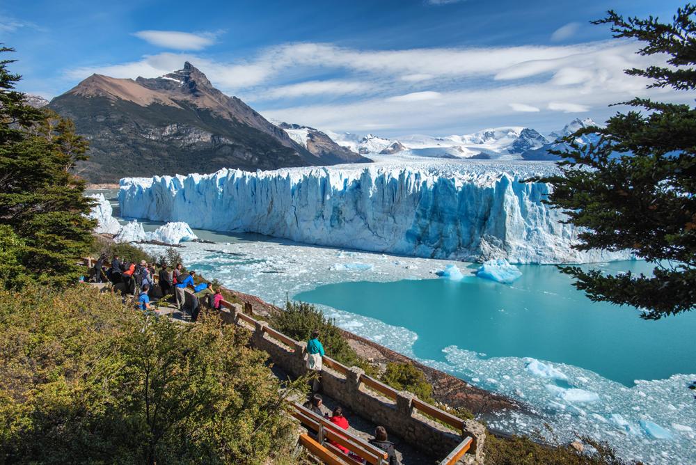 Le front du glacier Perito Moreno dominant le lac Argentino, vu depuis les passerelles