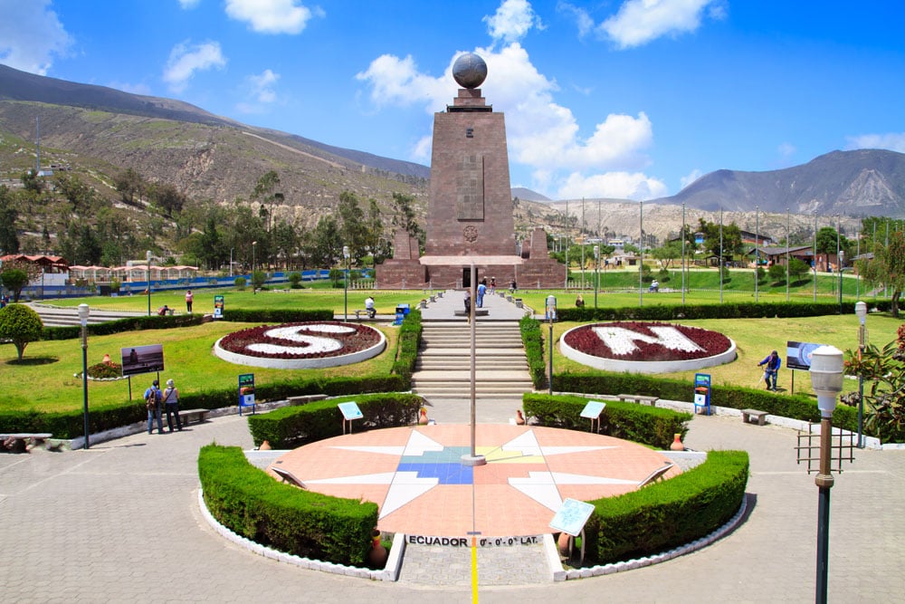 Le monument de la Mitad del Mundo et la ligne jaune de l’équateur, au nord de Quito