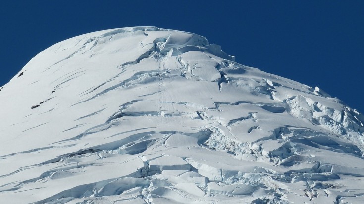 Volcan Osorno enneigé au-dessus du lac Llanquihue, au Chili
