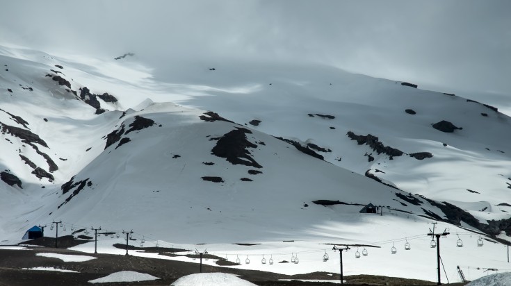 Volcan Villarrica fumant au-dessus de Pucón, au Chili