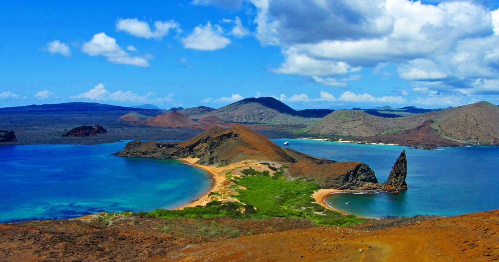 Vue sur le rocher Pinnacle et les deux baies de l’île Bartolomé, aux Galápagos