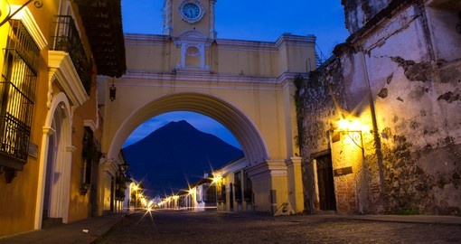 L’arche de Santa Catalina à Antigua Guatemala, avec le volcan Agua en arrière-plan à la tombée de la nuit