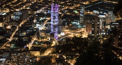 Vue nocturne du centre de Bogota et de ses tours illuminées depuis les hauteurs