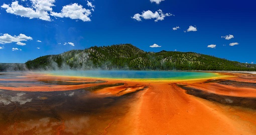 Le Grand Prismatic Spring et ses bandes orangées dans le parc national de Yellowstone