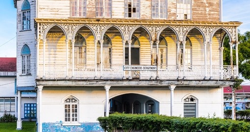 Façade d’un bâtiment colonial en bois blanc à arcades ouvragées dans le centre de Georgetown