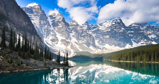 Le lac Moraine aux eaux turquoise au pied de sommets enneigés, dans le parc national Banff