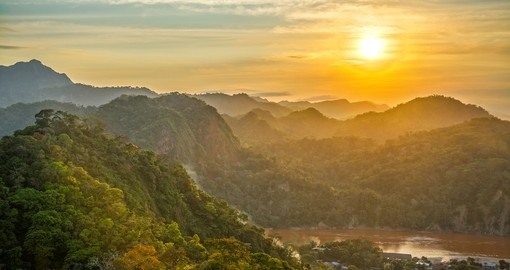 Collines couvertes de forêt tropicale au coucher du soleil, au pied des Andes boliviennes