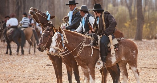 Gauchos à cheval en tenue traditionnelle dans la province de Mendoza