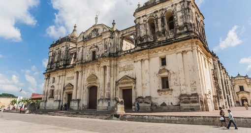 Façade blanche de la cathédrale de León, au Nicaragua, sous un ciel bleu