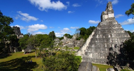 Le temple du Grand Jaguar sur la grande place de Tikal, entouré de forêt tropicale