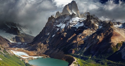 Le mont Fitz Roy et un lac glaciaire en Patagonie argentine