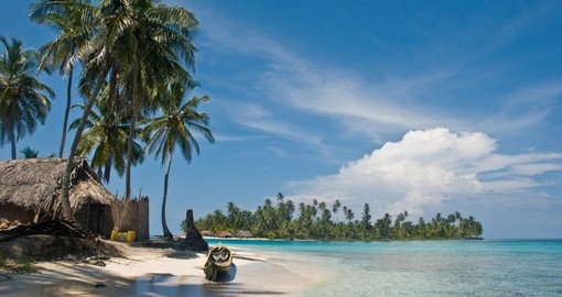 Plage de sable blanc, cocotiers et case au toit de palmes dans l’archipel des San Blas, au Panama