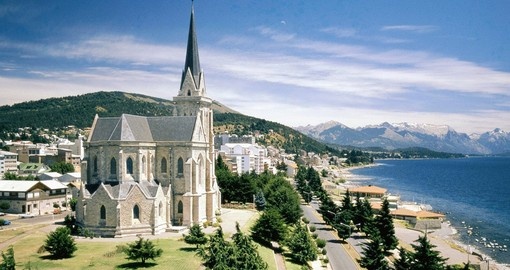 La cathédrale de Bariloche au bord du lac Nahuel Huapi, avec les Andes en arrière-plan