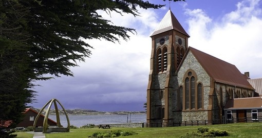 La cathédrale de Stanley en brique et pierre, précédée de son arche en os de baleine, aux îles Malouines